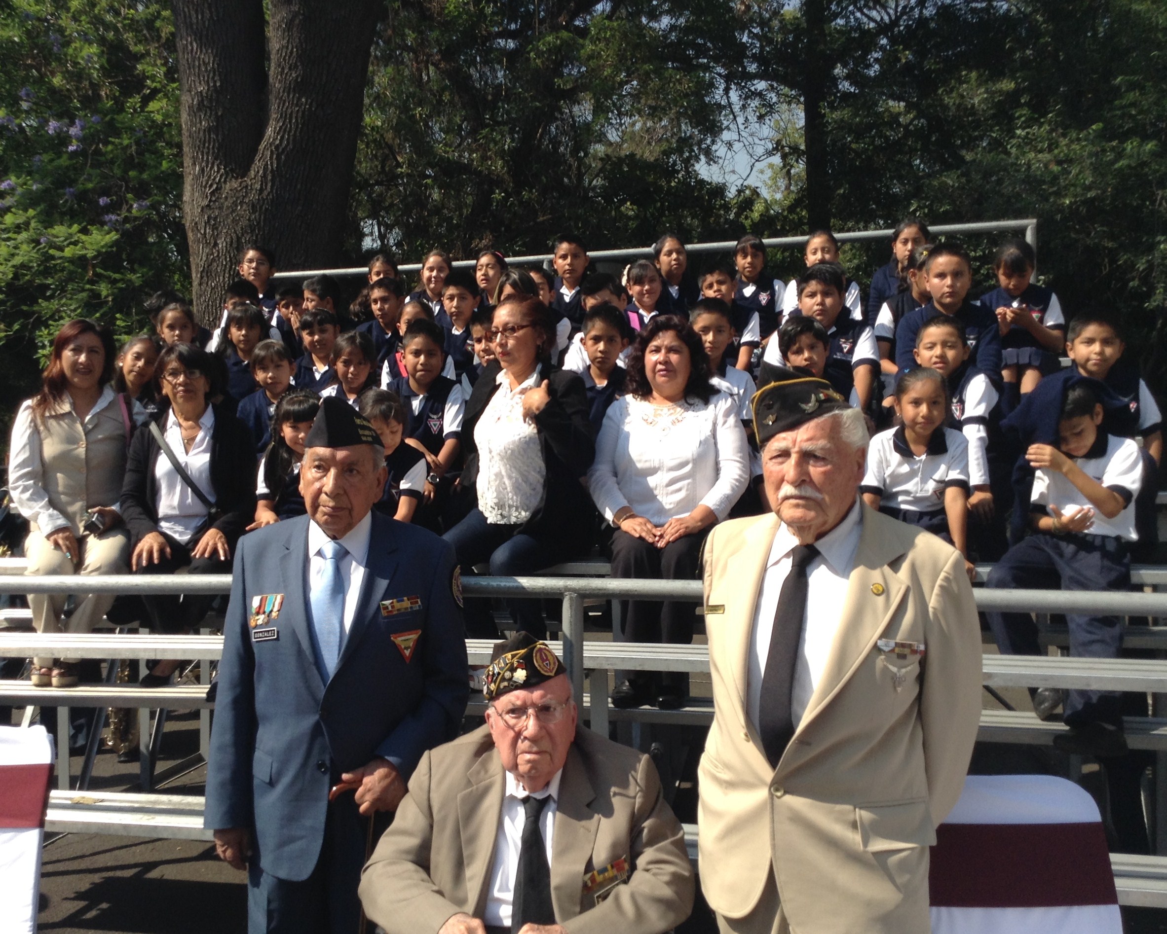 Veteranos de la FAEM Escuadrón 201 y alumnos de la Escuela Primaria Escuadrón 201 de Tepoztlán, Morelos que asistieron a la Ceremonia.