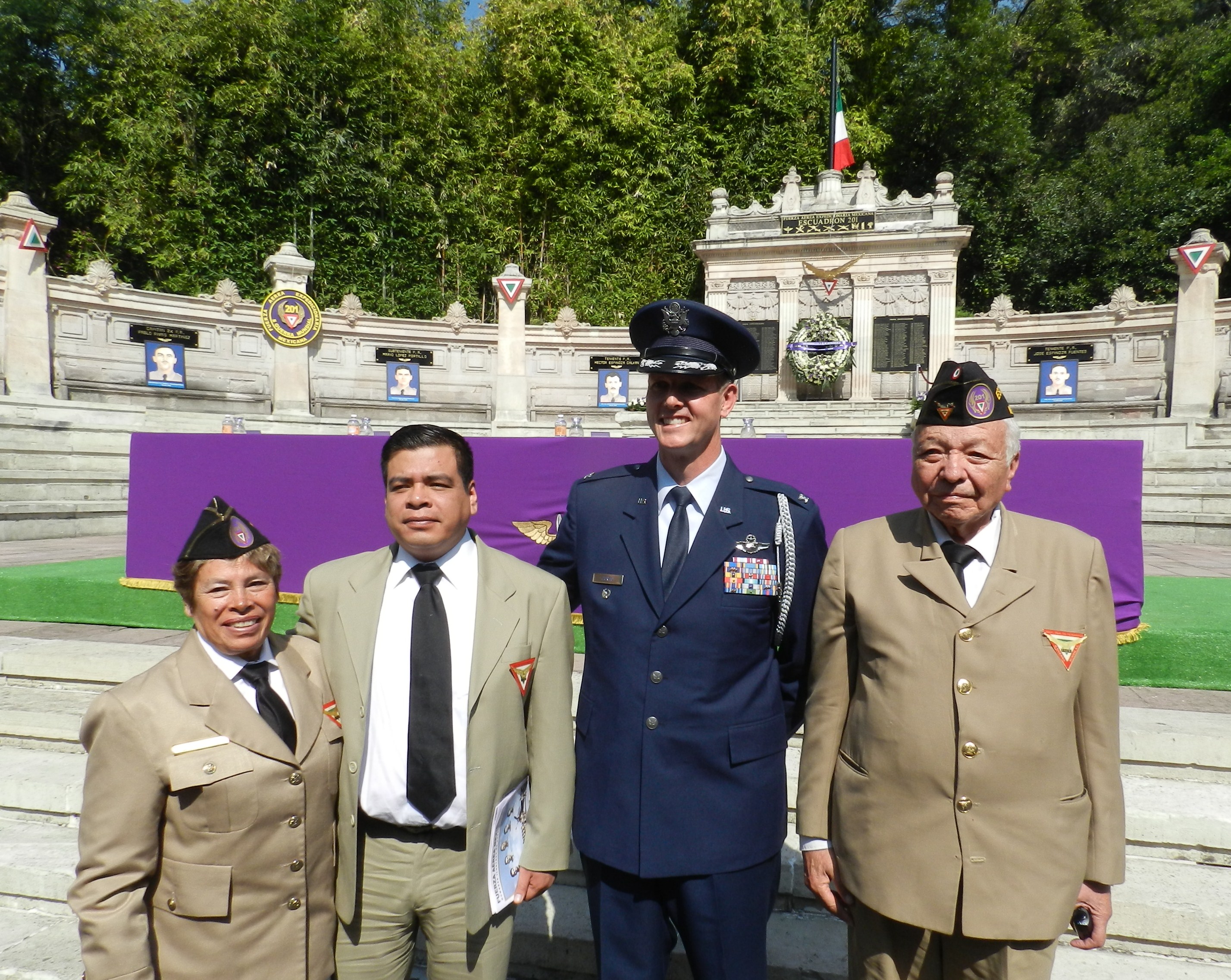 Miembros civiles de la AMV II GM.A.C. y Autoridades de los EUA.