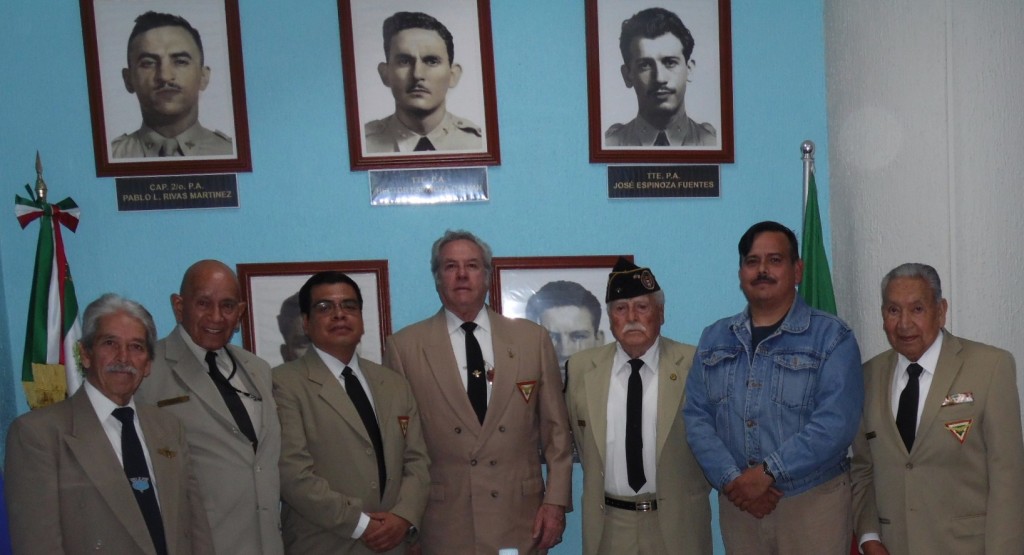 Veteranos y miembros de la Asociación acompañados del Cap. 2/o. F.A.A.M.A. D.E.M.A., Manuel Reyna Garza, Museo Militar de Aviación, BAM 1, Santa Lucia, el pasado 5 de noviembre.