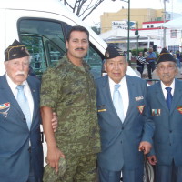 Veteranos en compañía del Tte. FACV Iram Pulido Román, autor de la escultura del Piloto del Monumento.