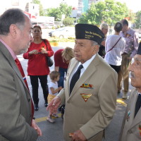 El Excelentisimo Embajador Malayán recibe a nuestros Veteranos durante la inauguración del mural a los Héroes Caídos.